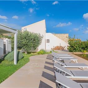 4 bedroom villa with infinity pool, Alcamo, sleeps 6-8